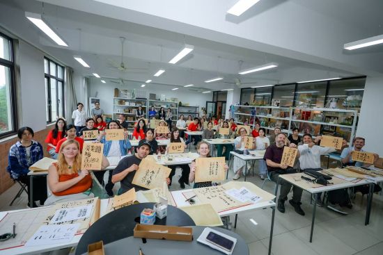 “智汇沪上·文脉传心”海外青少年中国文化体验之旅。 主办方供图 “智汇沪上·文脉传心”海外青少年中国文化体验之旅。 主办方供图