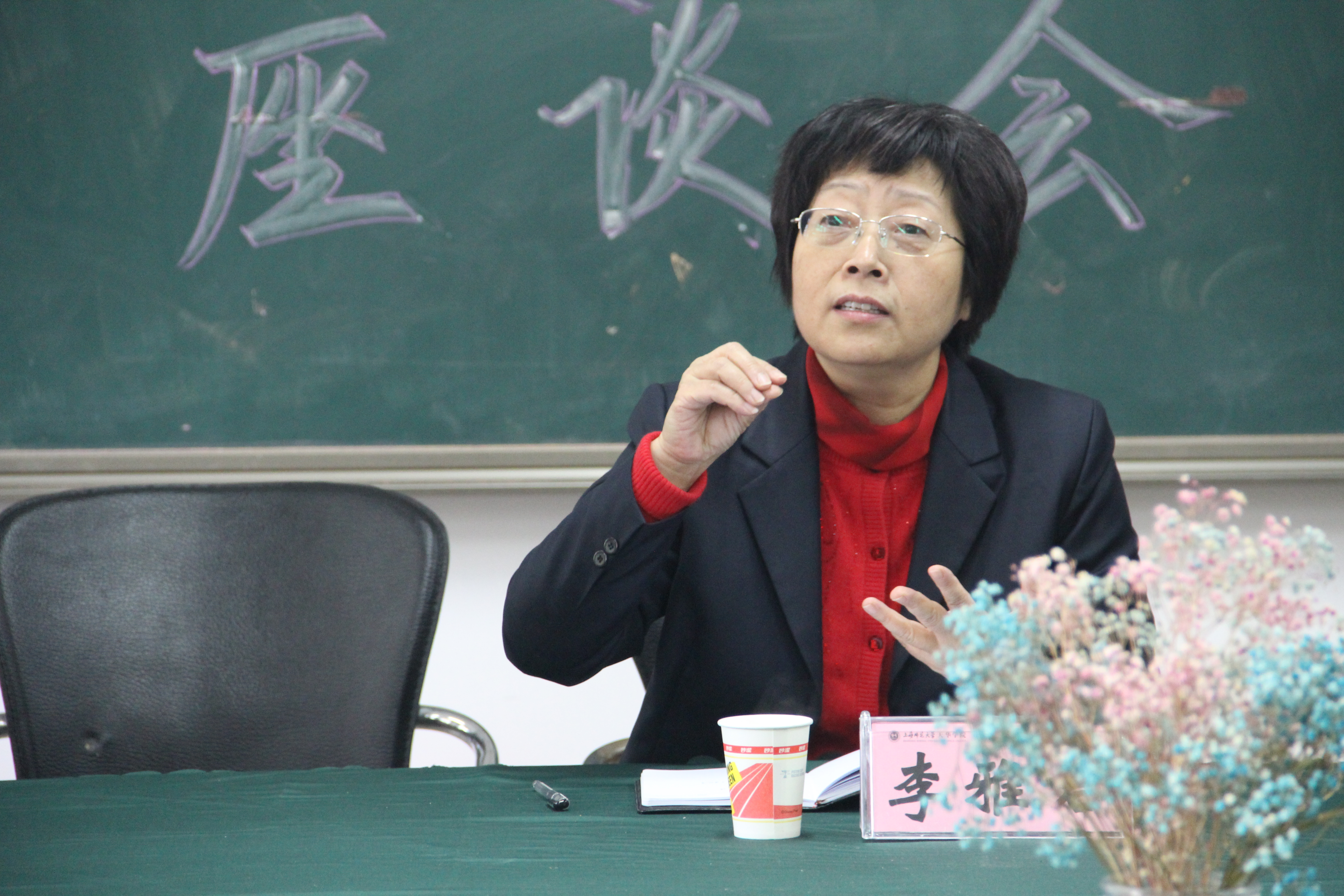 (李雅君副总校监现场解答学生问题)